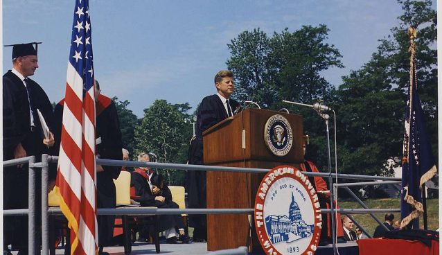 JFK durante su discurso de 1963 en la American University.