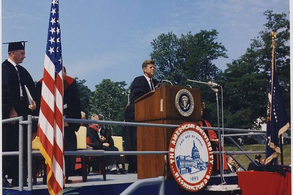 JFK durante su discurso de 1963 en la American University.